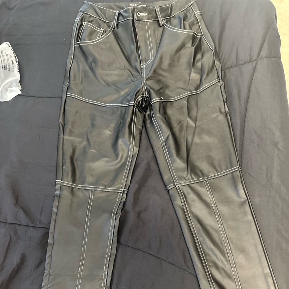 Black faux leather pant size M, never worn